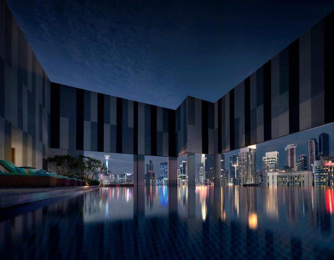 Pan Pacific Serviced Suites Kuala Lumpur Exteriér fotografie The pool at the hotel